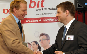 Green Award für Projekt ECOPROFIT Assistant an der Haupt- und Realschule St. Stefan im Rosental: Christoph Holzner, CPC Austria mit Martin Szelgrad, Report Verlag.